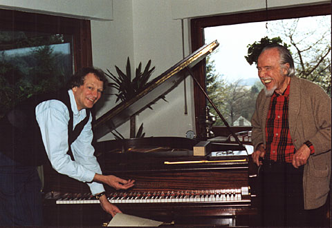 Conlon Nancarrow und Jürgen Hocker bei der Vorbereitung einer Konzertreise, Bergisch Gladbach 1989, Foto: Beatrix Hocker